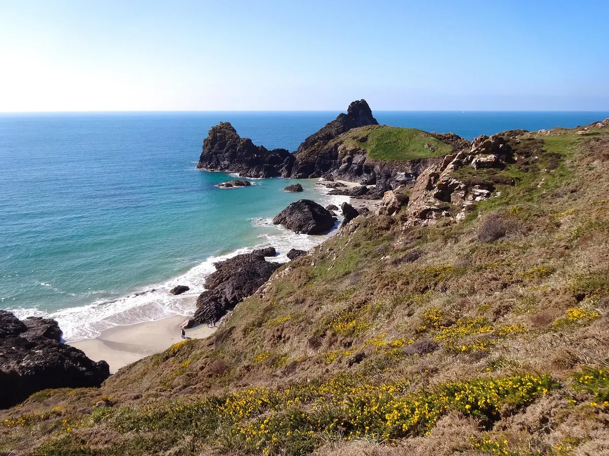 10 Hidden Coves in Cornwall You Can Only Reach at Low Tide