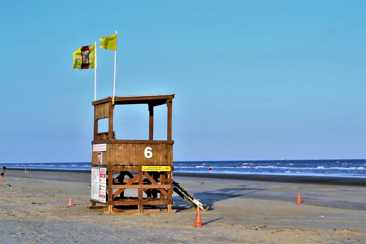A Beginner's Guide to UK Beach Safety Flags and Rip Currents
